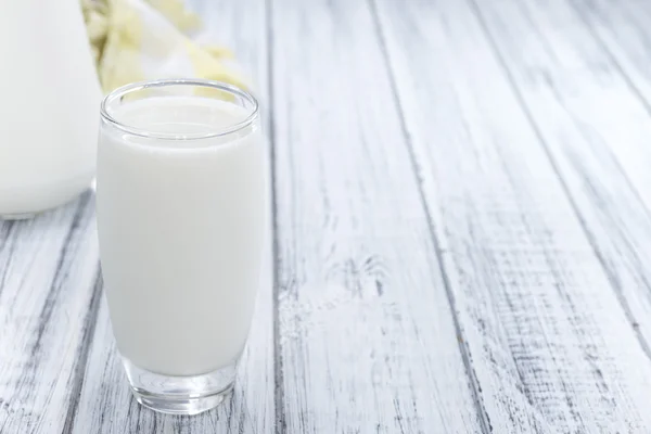 Vaso de leche sobre madera —  Fotos de Stock