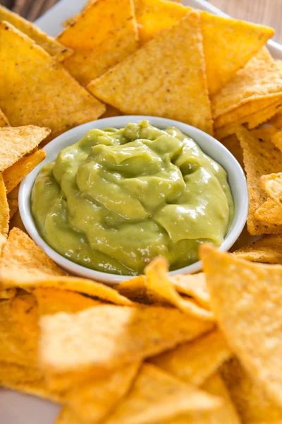 Nachos mit Guacamole auf Holz — Stockfoto