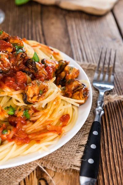 Pasta con mejillones y salsa de tomate — Foto de Stock