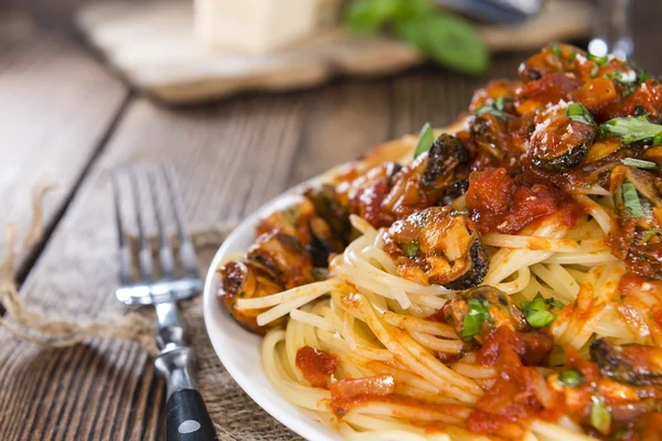 Spaghetti with Mussels on table — Stock Photo, Image