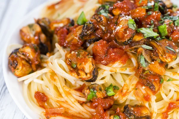 Pasta con mejillones y salsa de tomate — Foto de Stock