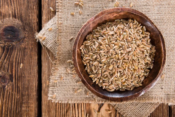 Portion Dinkel in Holzschale — Stockfoto