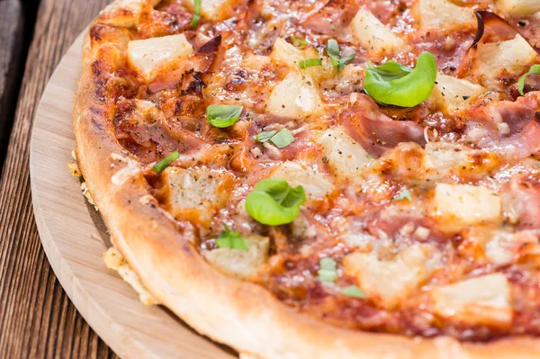 Hawaii Pizza és bazsalikommal — Stock Fotó