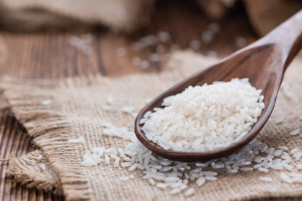 Arroz basmati em colher de madeira — Fotografia de Stock