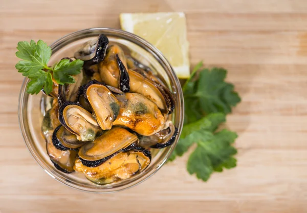 Moules fraîches dans un bol — Photo