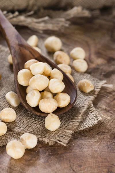Porción de nueces de macadamia en cuchara — Foto de Stock
