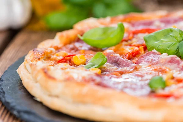 Salami pizza met basilicum — Stockfoto