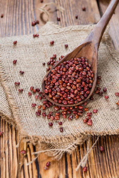 Rote Bohnen auf Holzlöffel — Stockfoto