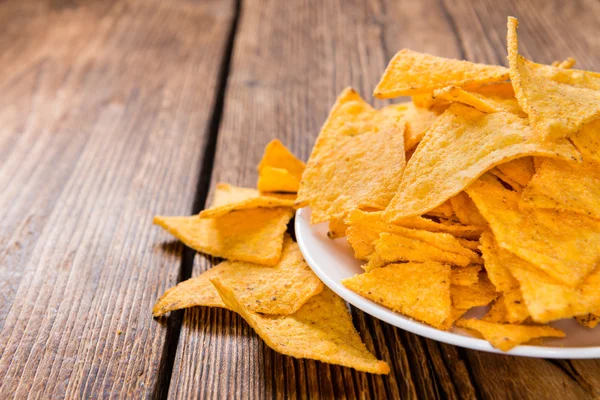 Nachos picantes em madeira — Fotografia de Stock