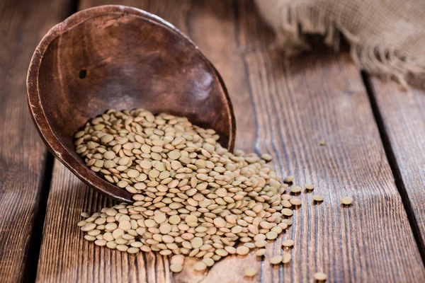 Cumulo di lenticchie marroni in ciotola — Foto Stock