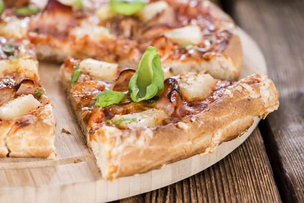 Hawaii Pizza szelet, bazsalikommal — Stock Fotó