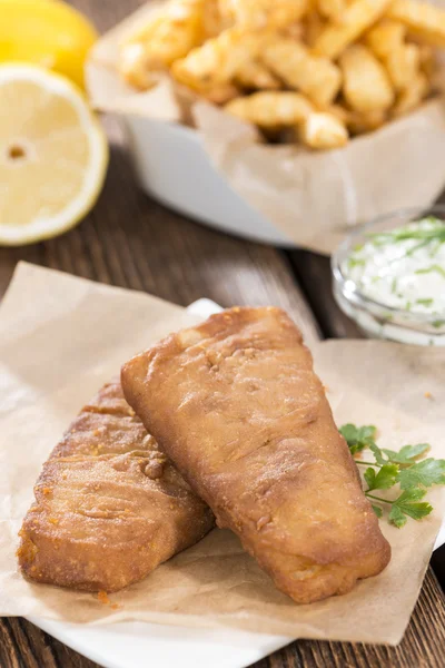Жареная рыба с картошкой фри — стоковое фото