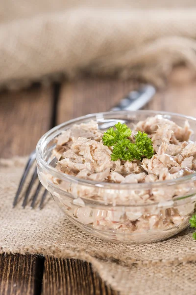 Portion de salade de thon dans un bol en verre — Photo