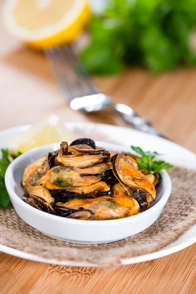 Fresh Mussels in bowl — Stock Photo, Image