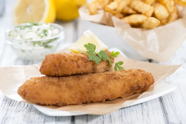 Stekt lax filé med pommes frites — Stockfoto