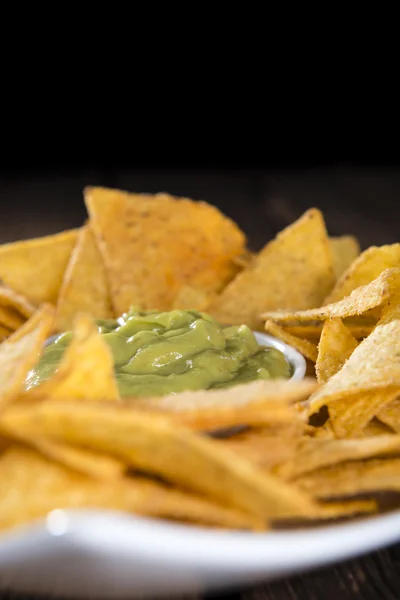 Alguns Nachos (com Guacamole) em madeira — Fotografia de Stock