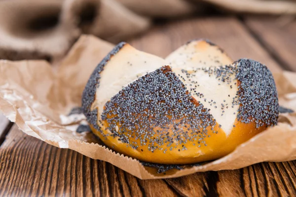 Rollo de pretzel casero con semillas de amapola — Foto de Stock