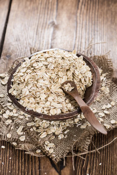 Porción de avena en tazón de madera —  Fotos de Stock