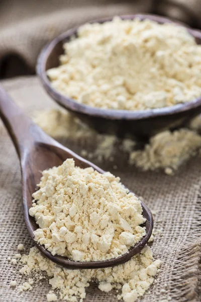 Porzione di farina di soia su cucchiaio e in ciotola — Foto Stock