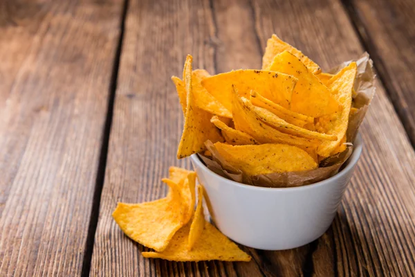 Nachos picantes em madeira — Fotografia de Stock