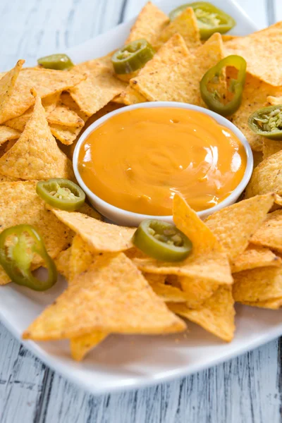 Porzione di Nachos (con salsa di formaggio ) — Foto Stock