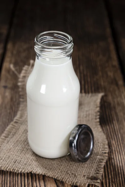 Láhev mléka na dřevo — Stock fotografie