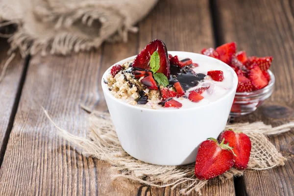 Erdbeerjoghurt mit Schokolade und Minze — Stockfoto