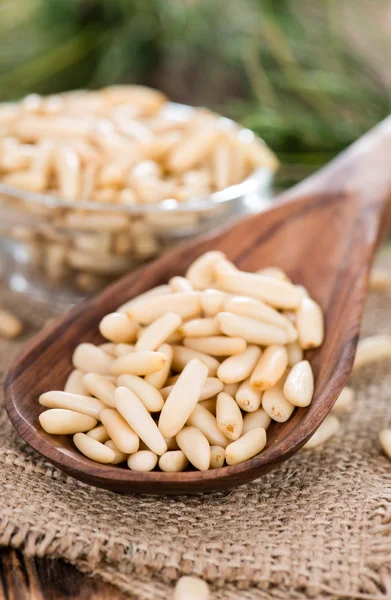 Pinienkerne auf Löffel und Schüssel — Stockfoto