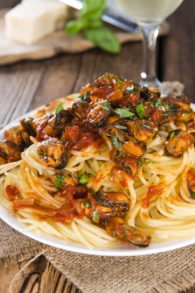 Porción de espaguetis con mejillones — Foto de Stock