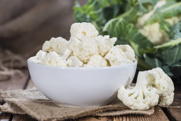 Fresh Cauliflower in bowl on wood — Stock Photo, Image