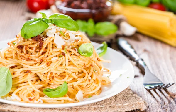 Esparguete e pesto de tomate — Fotografia de Stock