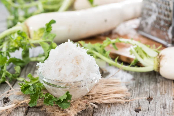 Frisch geriebener Meerrettich in Schüssel — Stockfoto