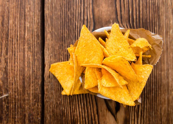 Nachos picantes em madeira — Fotografia de Stock