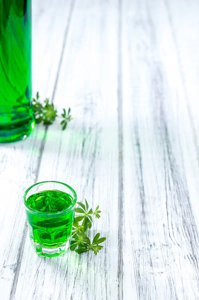 Waldmeister-Likör geschossen — Stockfoto