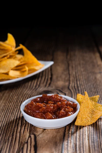 Nachos salsa sos ile — Stok fotoğraf