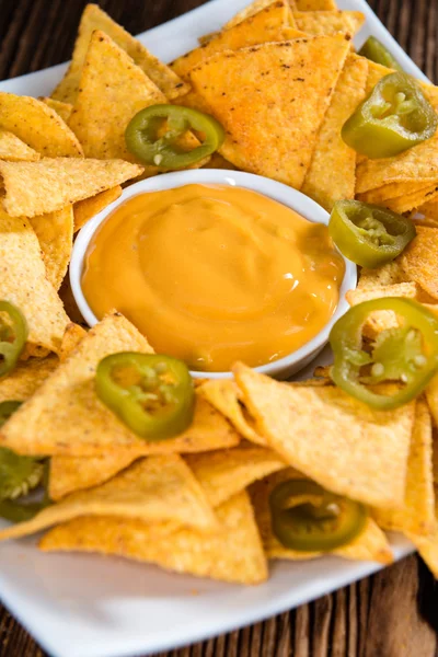 Porzione di Nachos (con salsa di formaggio ) — Foto Stock