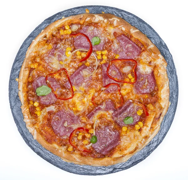 Salami-Pizza mit Basilikum — Stockfoto