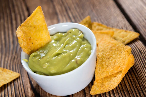 Nachos mit Guacamole in Schüssel — Stockfoto