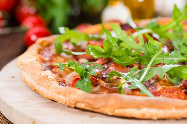 Pizza ham met rucola en verse tomaten — Stockfoto