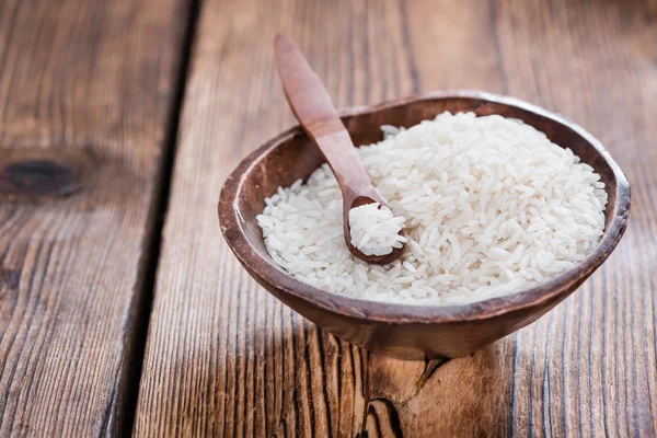 Ongekookte rijst in houten kom — Stockfoto
