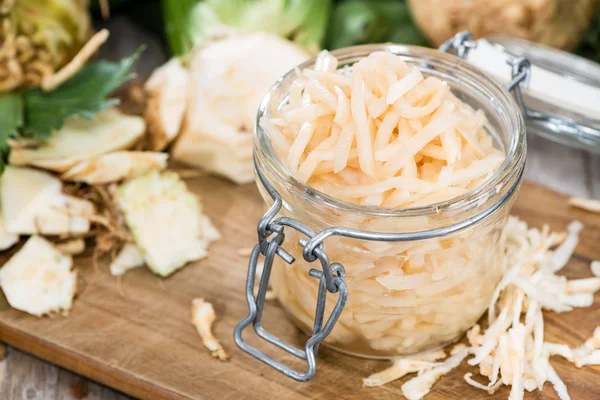 Vers gemaakte knolselder salade — Stockfoto