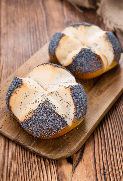 Pretzel Roll con semillas de amapola — Foto de Stock