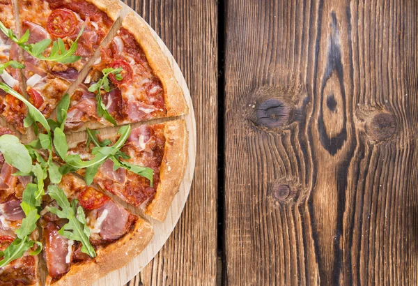 Pizza ham met rucola en verse tomaten — Stockfoto