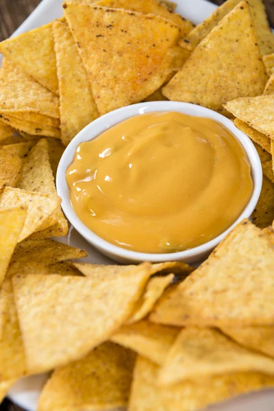 Nachos mit Käsesauce — Stockfoto