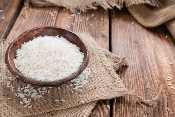 Portion de riz dans un bol en bois — Photo