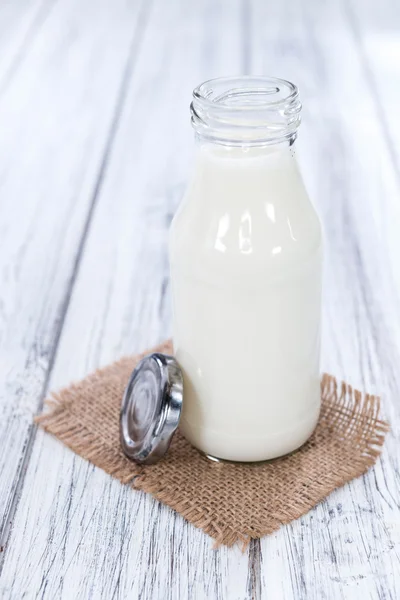 Botella pequeña de leche —  Fotos de Stock