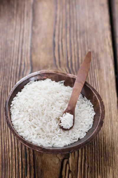 Portion de riz dans un bol en bois — Photo