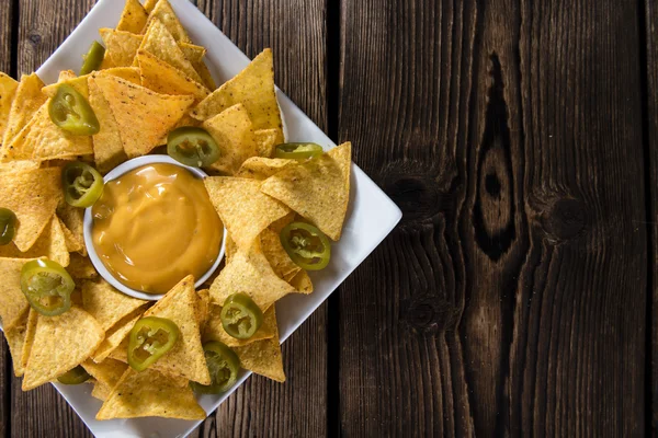 Nachos com molho de queijo — Fotografia de Stock