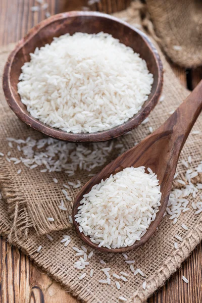 Reishaufen in hölzerner Schüssel — Stockfoto