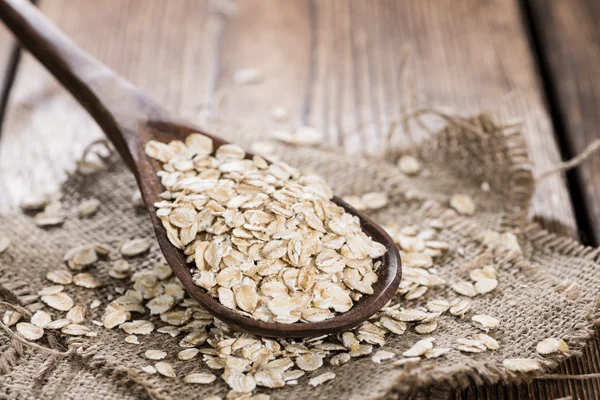 Farina d'avena su un cucchiaio di legno — Foto Stock